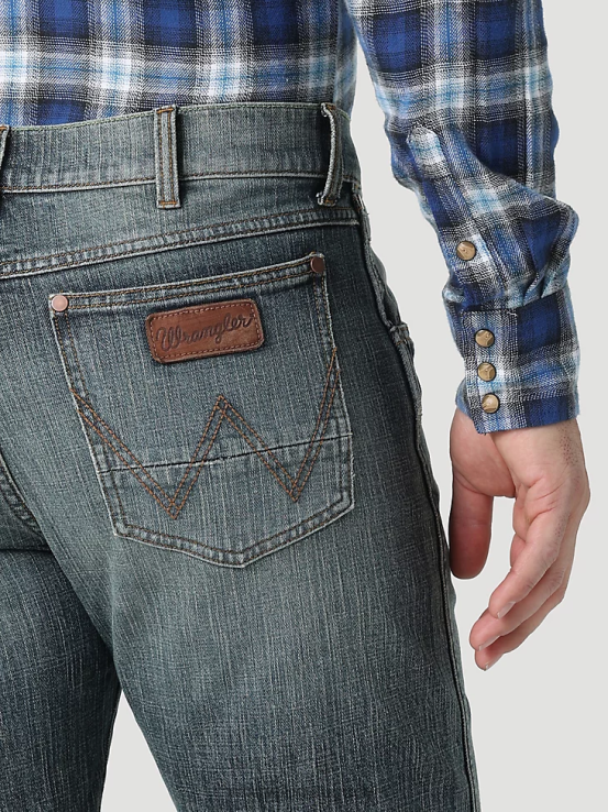 estiramiento del caballero oscuro Wrangler hombres jeans retro ajustados con pernera recta ropa F8J4V36