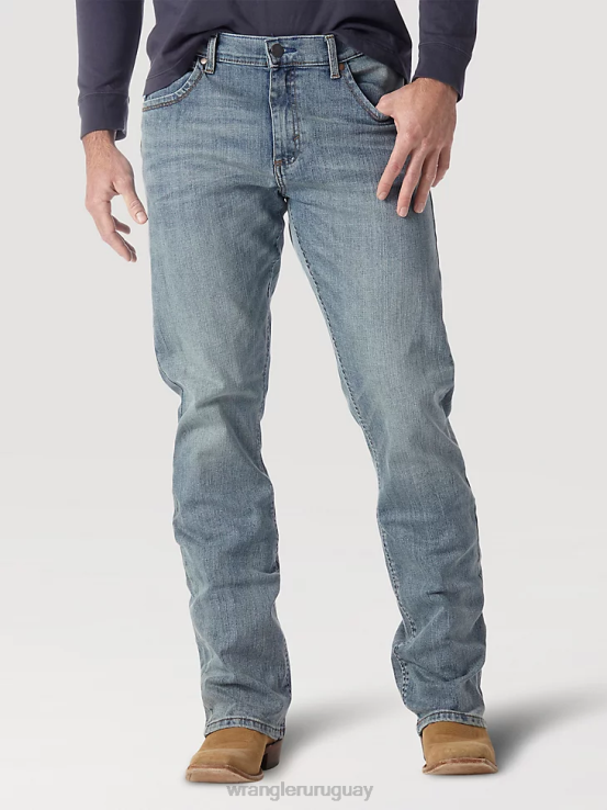 lavado de manos Wrangler hombres jeans retro con corte tipo bota y corte slim ropa F8J4V8