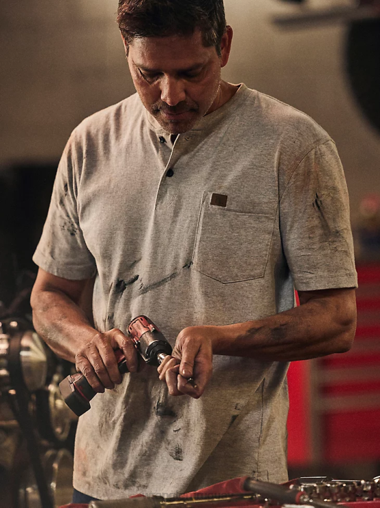 brezo de ceniza Wrangler hombres Henley de manga corta para trabajo Riggs ropa F8J4V657