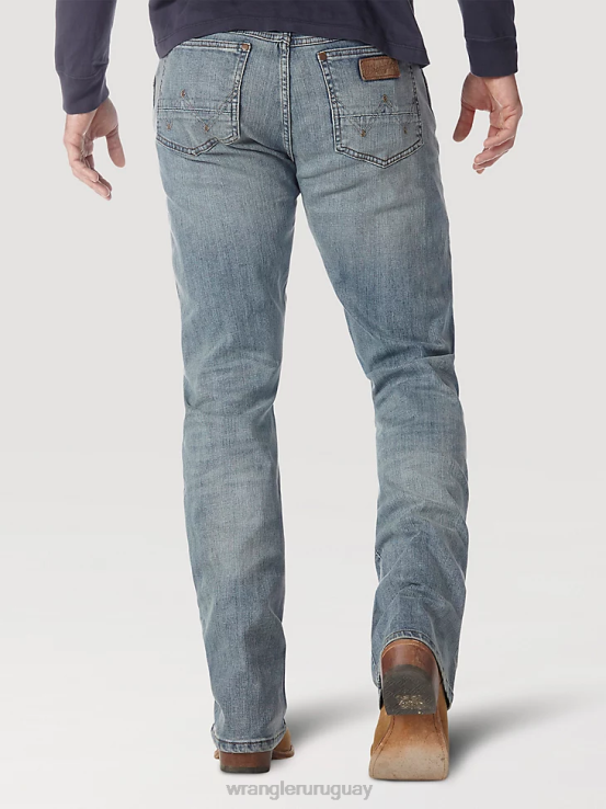 lavado de manos Wrangler hombres jeans retro con corte tipo bota y corte slim ropa F8J4V8