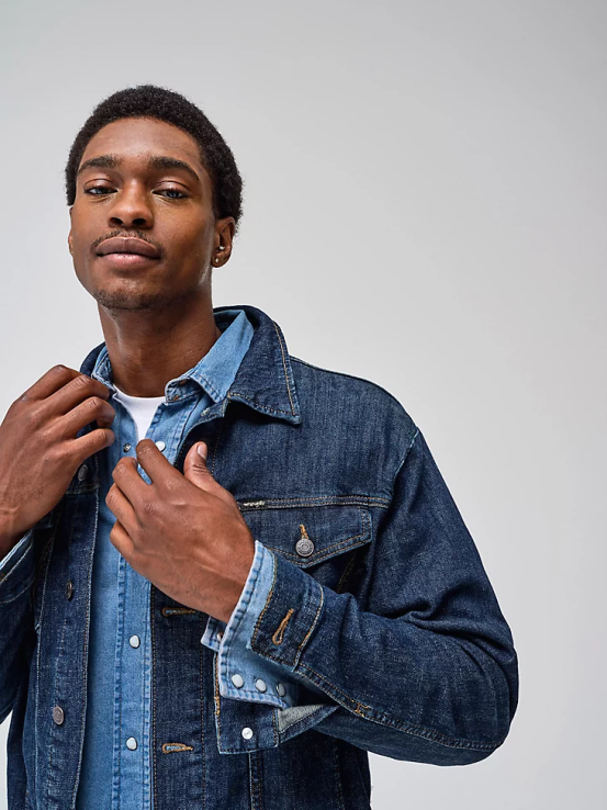 lavado oscuro Wrangler hombres chaqueta estilo camionero de mezclilla clásica ropa F8J4V611